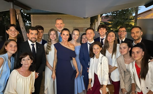 Saludo protocolario y ‘palmadita’ en la espalda del Rey a estudiantes malagueños