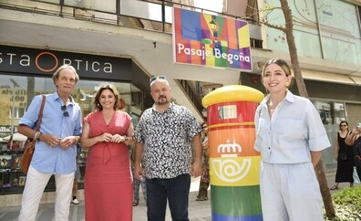 Correos instala su primer buzón con la bandera LGTBI en Torremolinos