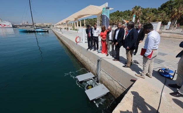 Un sistema automático permitirá retirar los plásticos flotantes de la dársena del Puerto de Málaga