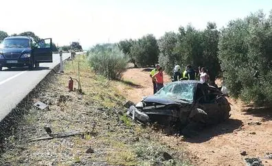 Heridos cuatro ocupantes de un vehículo tras salirse de la vía y caer por un balate en Teba