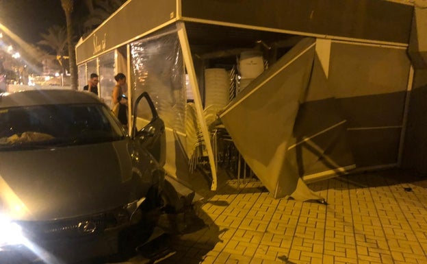 Duplica la tasa de alcohol tras arrollar con su coche la terraza de una cafetería en Torre del Mar y deja dos heridos