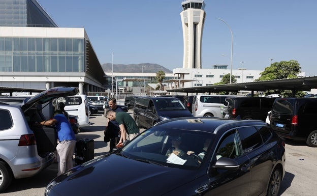 Un caos diario en la zona de recogida de viajeros del aeropuerto de Málaga