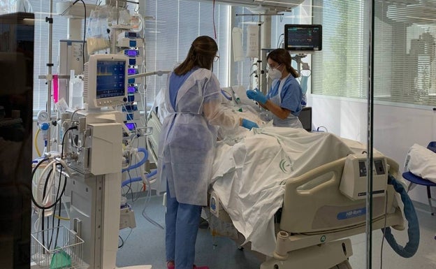 La mitad de los enfermos hospitalizados con Covid en Málaga ingresaron por otra patología