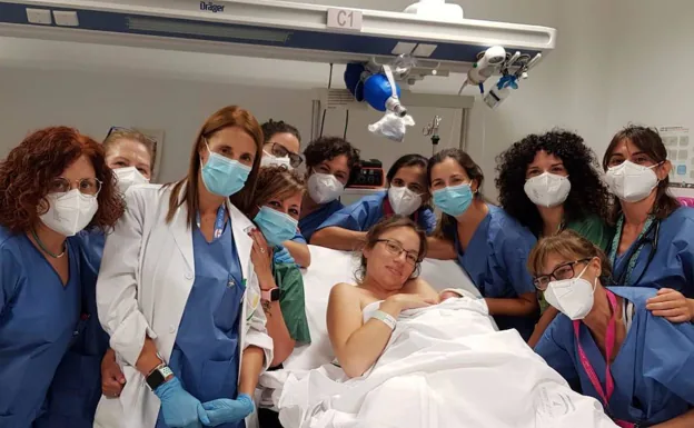 Una mujer da a luz a su hija en Málaga en un coche al no darle tiempo de llegar al hospital