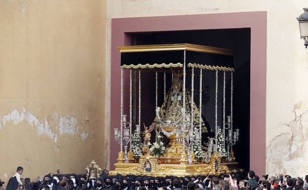 La procesión extraordinaria de la Virgen de los Dolores del Puente, cita ineludible del fin de semana en Málaga