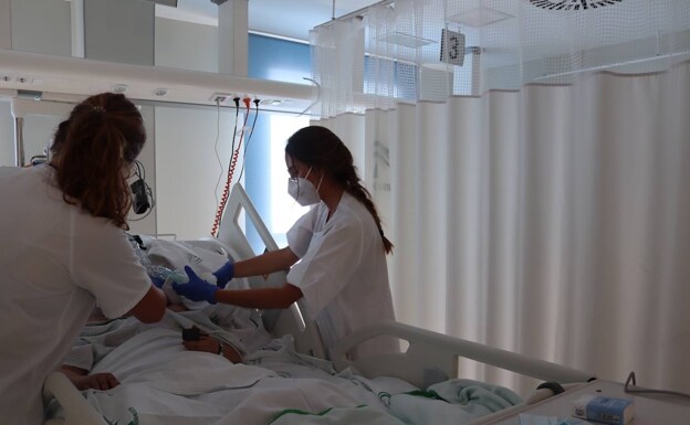 Aumentan los contagios de Covid en Málaga y los hospitalizados, pero bajan los ingresos en UCI