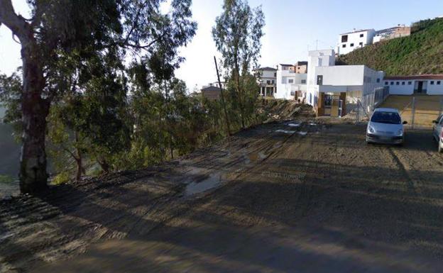 Rescatado y evacuado al hospital un hombre tras caer por un barranco en Moclinejo