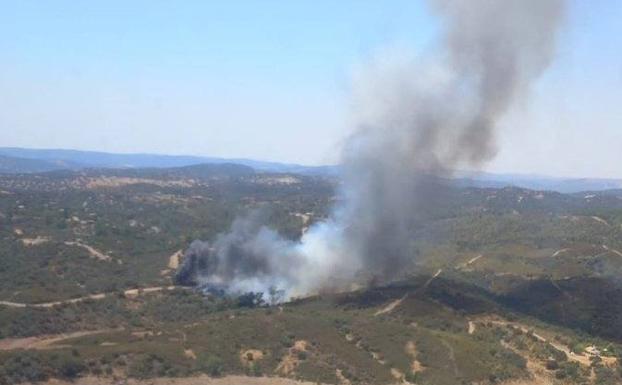 Más de un centenar de efectivos trabajan en el incendio de El Ronquillo