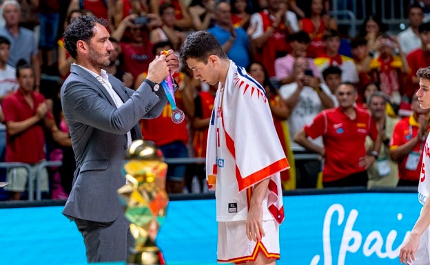 Álvaro Folgueiras, al podio con la bandera del C.B. El Palo