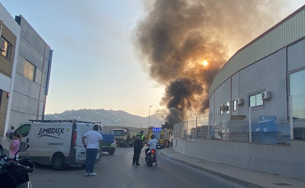 El incendio de un camión abandonado en el polígono de Nerja provoca una espectacular columna de humo