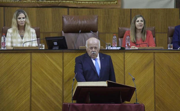 Ambiente distendido en una sesión lenta y marcada por el calor en el Parlamento de Andalucía