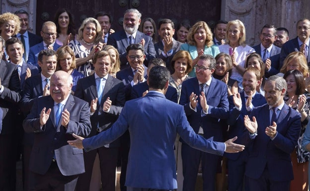 La mesa del Parlamento andaluz está ocupada por representantes de todos los grupos políticos