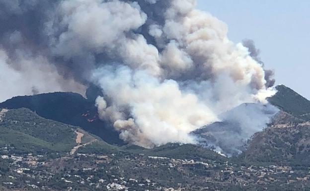 Unos 300 efectivos trabajarán durante la noche en el incendio de Alhaurín el Grande