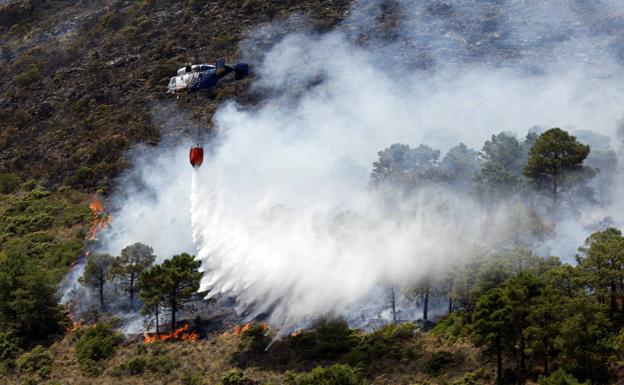 Noche dura en el incendio de Alhaurín el Grande por las reproducciones causadas por el viento de levante