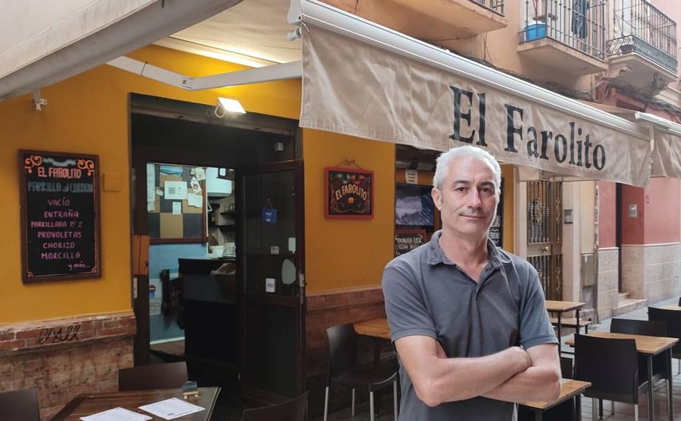 Gastón Guzmán: El eterno bohemio que encontró su sitio en el centro de Málaga