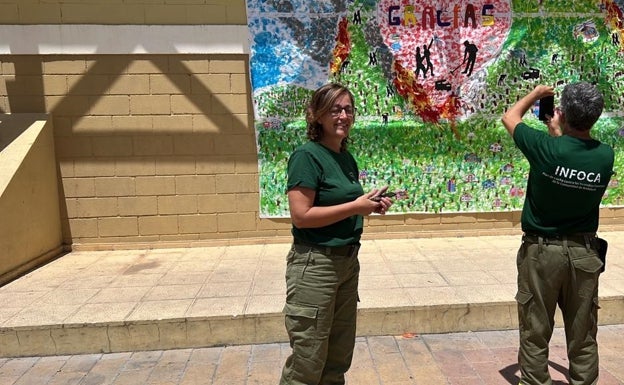 Los niños del campamento de verano de Alhaurín el Grande dedican un mural de agradecimiento a los bomberos del Infoca