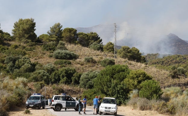 Los efectivos del Infoca trabajan para controlar el incendio de la Sierra de Mijas tras su estabilización