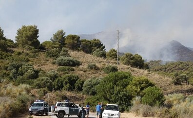 Los efectivos del Infoca trabajan para controlar el incendio de la Sierra de Mijas tras su estabilización