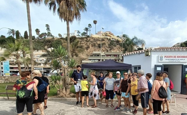 ¿Eres ciudadano 'RE'?: Una campaña para fomentar el reciclaje de envases recala en 20 playas de la Axarquía