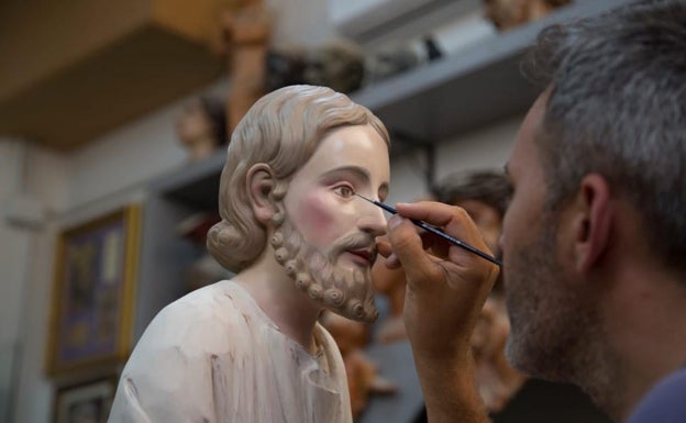 El malagueño Juan Vega talla una imagen del apóstol Santiago para Estados Unidos