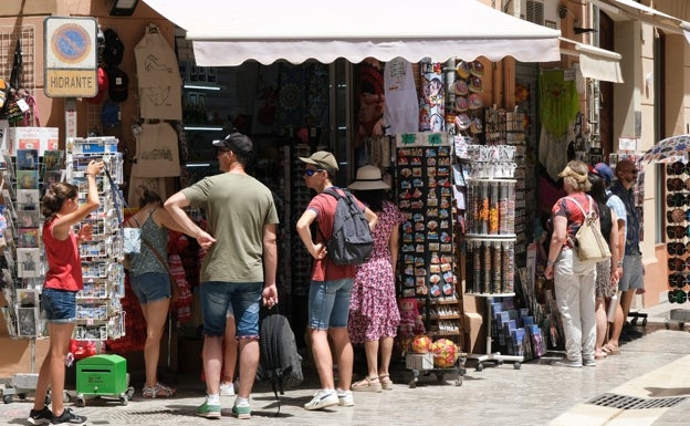 Málaga y Sevilla abren el debate sobre la aplicación de una tasa turística