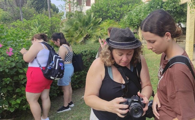 Quince mujeres retratan el dolor de la violencia de género en Estepona