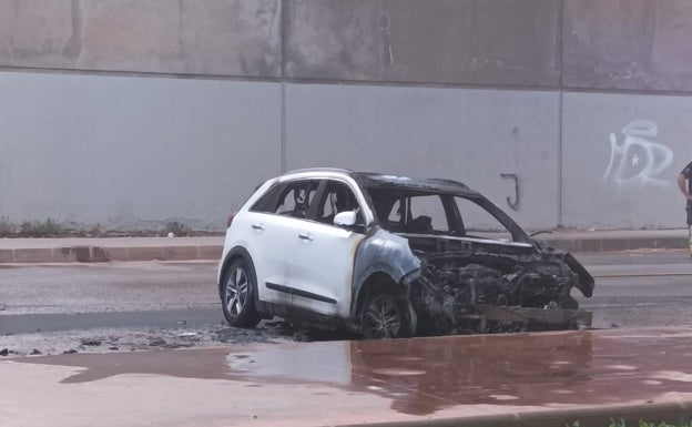 El incendio de un turismo junto al centro comercial El Ingenio de Vélez-Málaga provoca una gran columna de humo