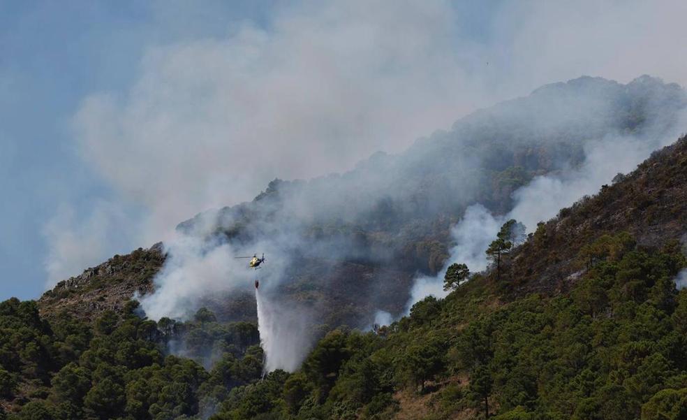 Casi una treintena de efectivos sigue trabajando en la extinción del incendio de Alhaurín el Grande