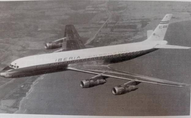 Franco sobrevuela Málaga a los mandos de un avión de Iberia