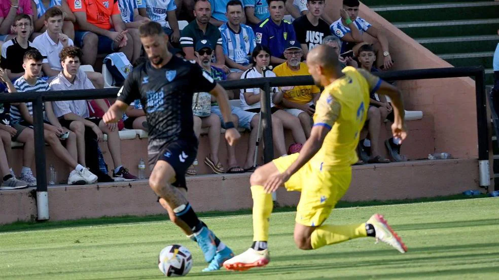 El Málaga pierde con el Cádiz en Marbella (0-2)