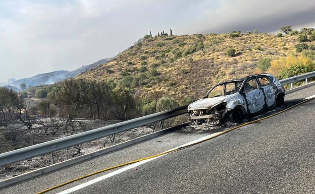 Arde un vehículo en la autopista AP-7 en Mijas y provoca un incendio forestal, ya controlado