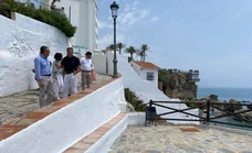 Nerja inaugura un tramo de la Senda Litoral que une las playas de La Caletilla y El Salón, junto al Balcón de Europa