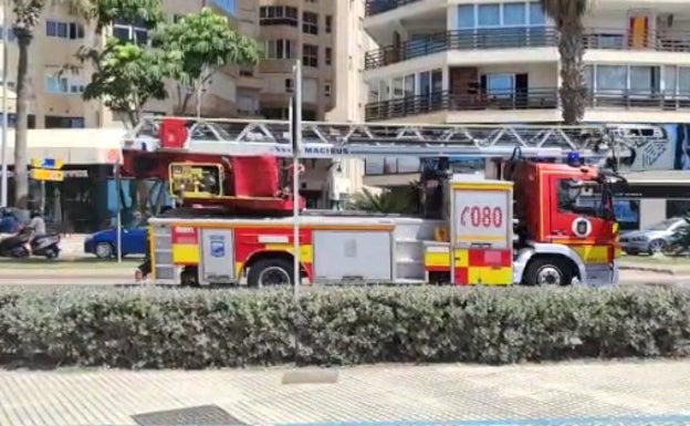 Bomberos interviene para sofocar el fuego en la terraza de una vivienda de El Palo