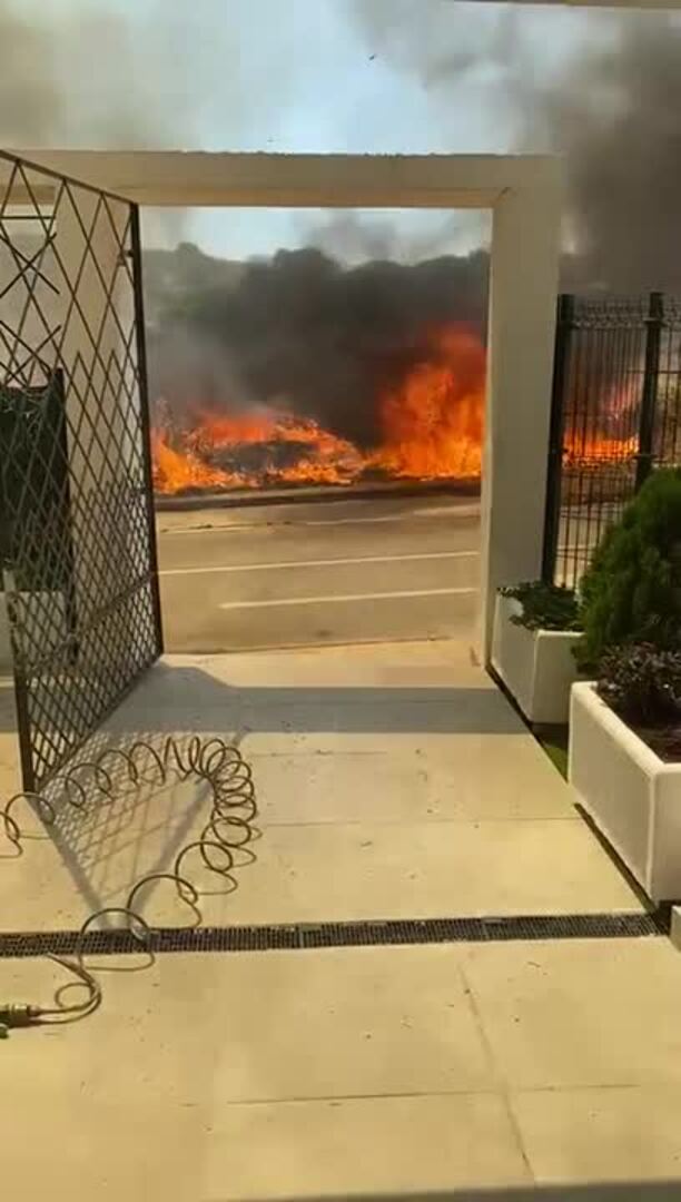 Desalojan una urbanización por la cercanía de las llamas de un nuevo incendio forestal en la Cala de Mijas