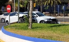 Accidente entre dos vehículos al colisionar junto a una raqueta de Ciudad Jardín
