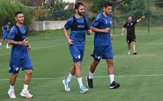 Adrián López y Chavarría, en la recámara del Málaga para completar la delantera