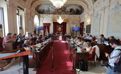 El pleno del Ayuntamiento de Málaga insta a los patronos a abandonar su alianza con Medel y respaldar a Domínguez en la Fundación Unicaja