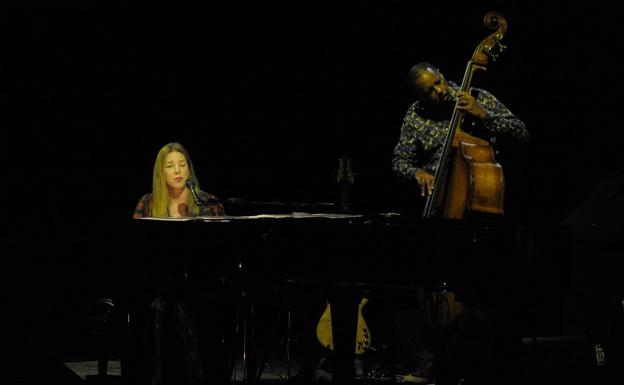 El susurro elegante de Diana Krall se desliza por la cantera de Nagüeles