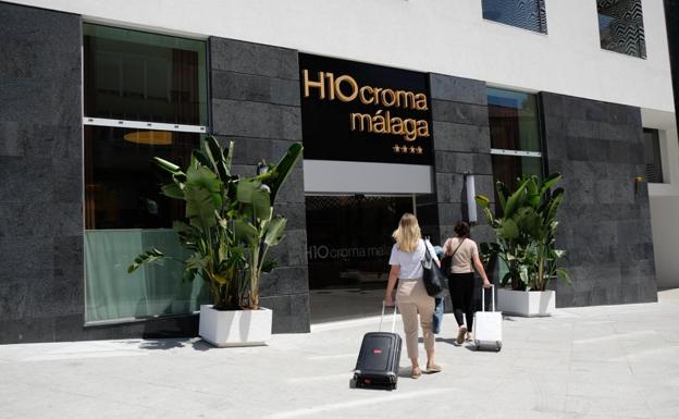 El hotel de Moneo recibe a sus primeros turistas en un fin de semana al completo