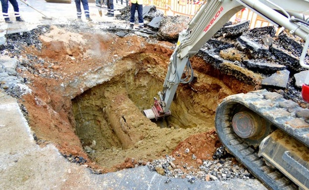 Acosol trabaja en la rotura de la tubería que provoca los cortes nocturnos de agua en Benalmádena