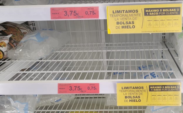 La escasez de hielo llega hasta los supermercados de Málaga