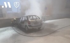 Arde un vehículo en el aparcamiento de un supermercado en Torrox-Costa