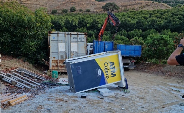 Roban un camión grúa para sustraer un cajero automático del aparcamiento de un supermercado en Nerja