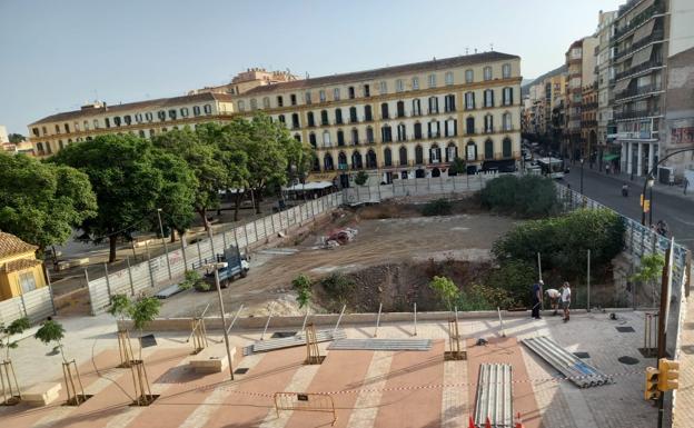 La plaza de la Merced recupera parte de su acerado junto al solar del Astoria