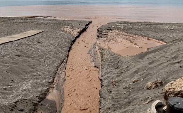 Denuncian un vertido de aguas sucias en la playa veleña de Valle-Niza