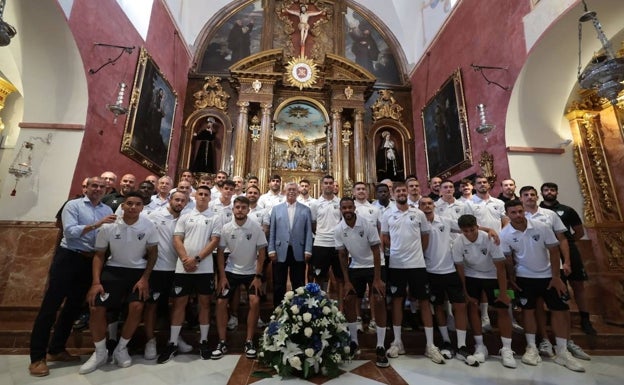 La tradicional ofrenda floral del Málaga a la Divina Pastora marca el arranque liguero