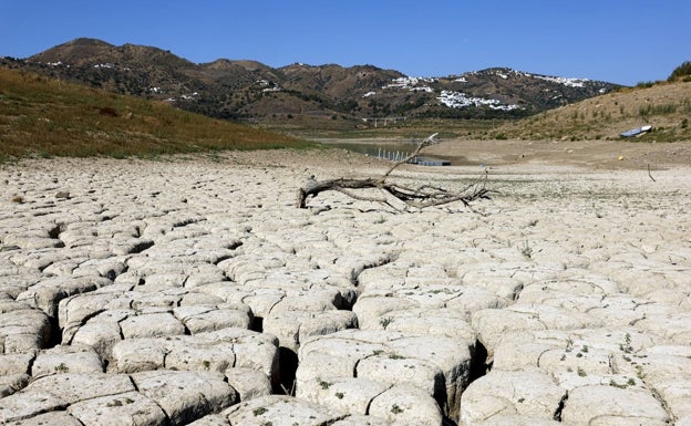 Los agricultores de la Axarquía ganarán agua regenerada para regar este verano