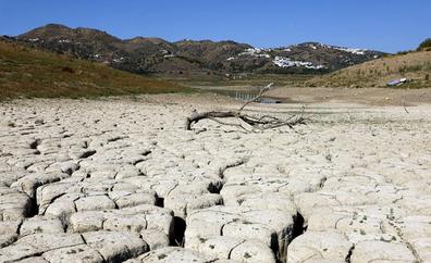 Los agricultores de la Axarquía ganarán agua regenerada para regar este verano