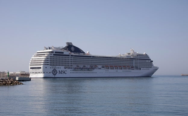Tres cruceros con capacidad para unos 9.000 pasajeros hacen escala en Málaga coincidiendo con la feria