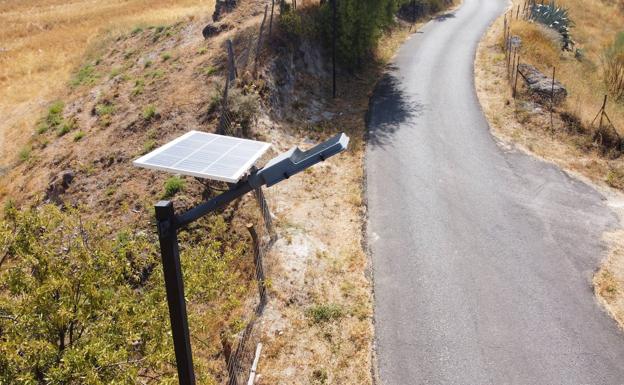 Algatocín instala alumbrado solar en la pedanía de Salitre